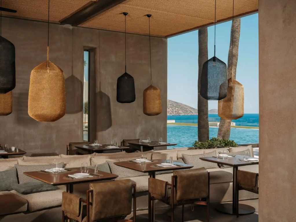 Stilvolles Restaurant mit Blick aufs Meer und dekorativen Hängelampen