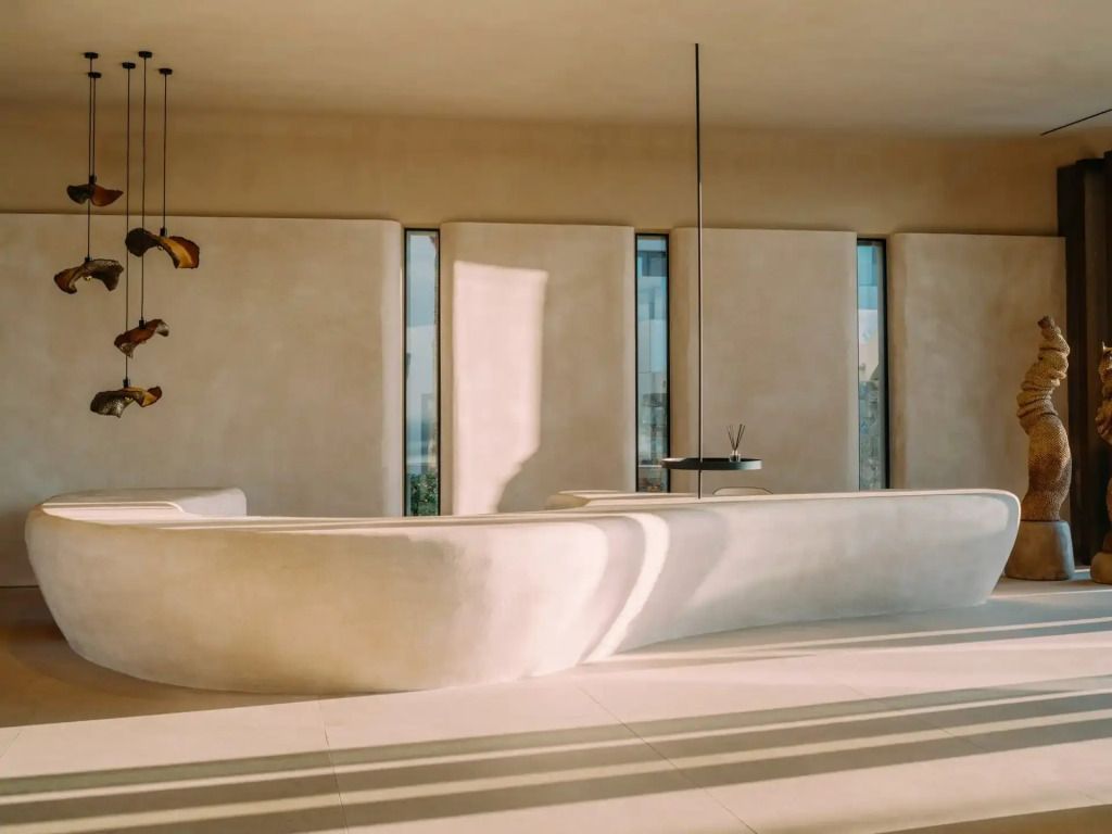 Modernes, minimalistisch gestaltetes Hotelinterieur mit natürlichem Licht