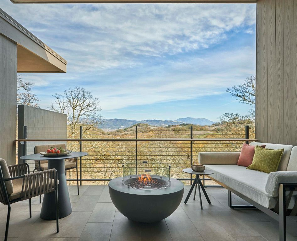 Balkon mit Feuerstelle und weitem Ausblick auf die Landschaft