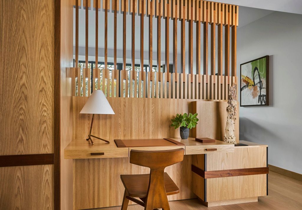 Arbeitsbereich mit Schreibtisch in elegantem Holzdesign