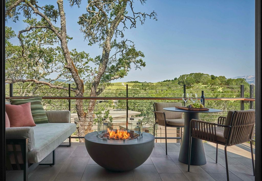 Balkon mit Feuerstelle und Blick auf Landschaft und Bäume