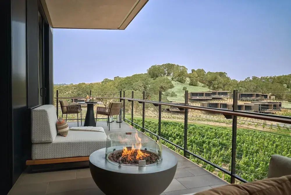 Balkon mit gemütlicher Feuerstelle und Weinbergblick