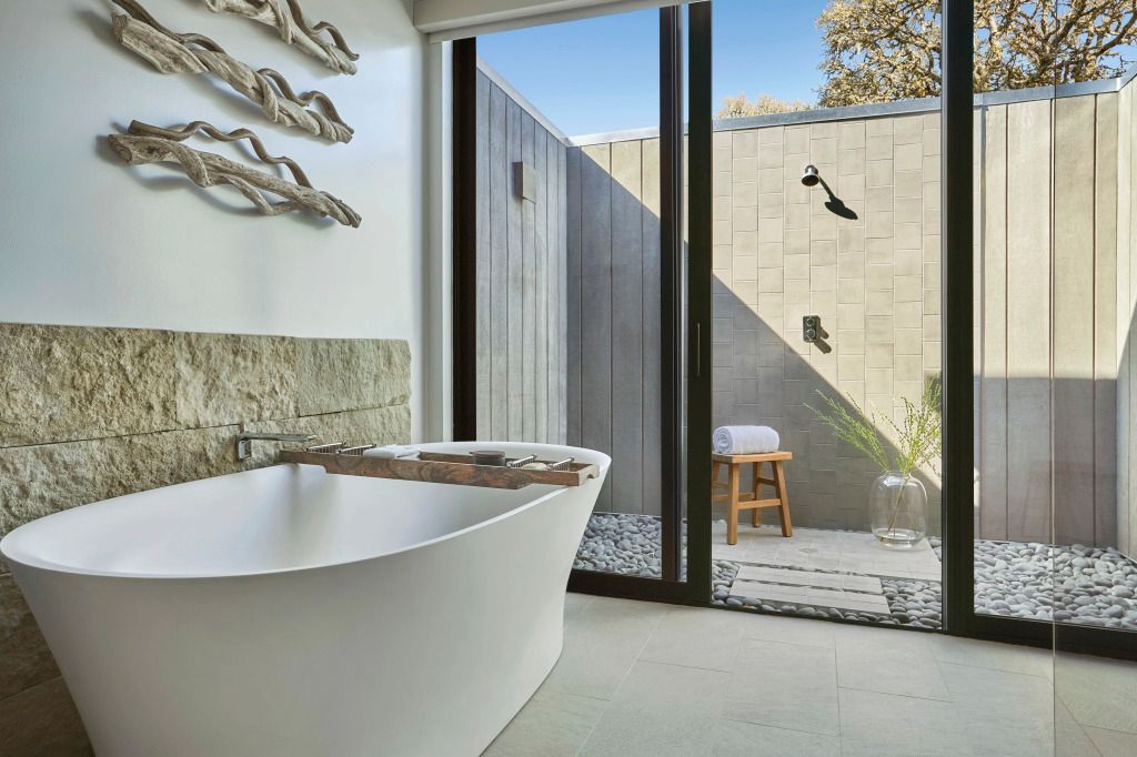 Moderne Badewanne mit Zugang zu privater Terrasse aus Naturstein