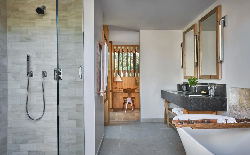 Modernes Badezimmer mit großer Dusche und Holzakzenten im Premium Studio
