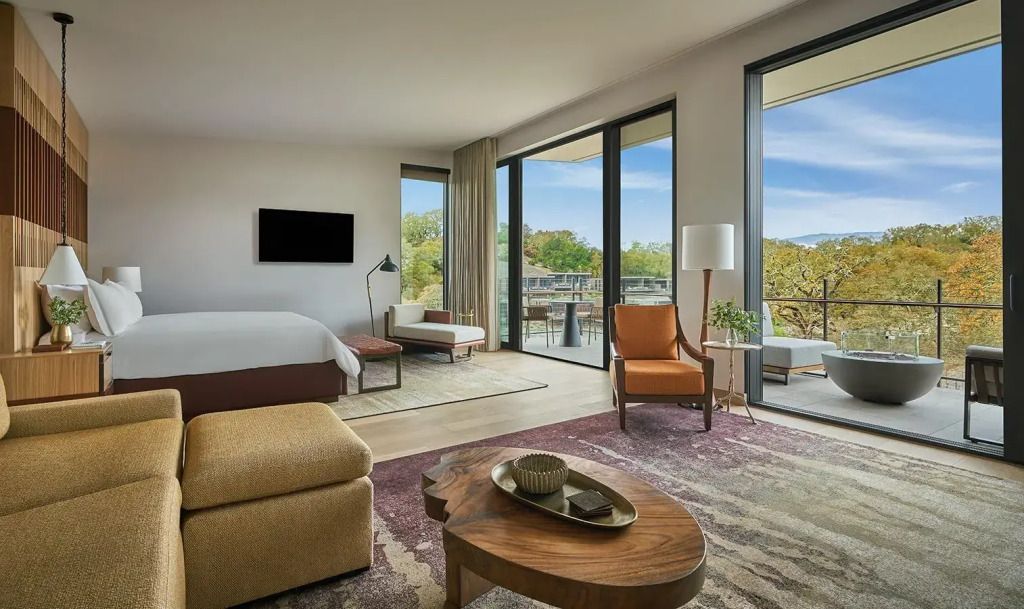 Geräumiges Studio mit Balkon, großen Fenstern und moderner Einrichtung