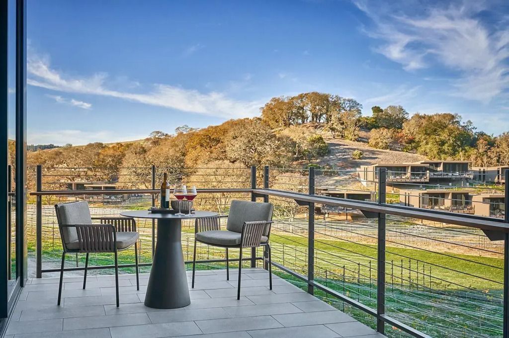 Balkon mit Sitzbereich und Blick auf die umliegende Landschaft