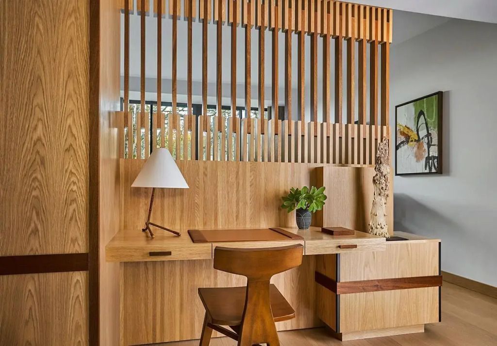 Schreibtischbereich aus Holz mit dekorativer Lampe im Premium Studio
