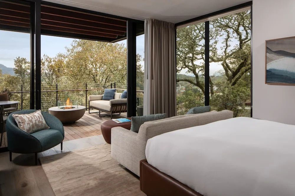 Luxuriöses Schlafzimmer mit Sitzbereich und Terrasse mit Feuerstelle