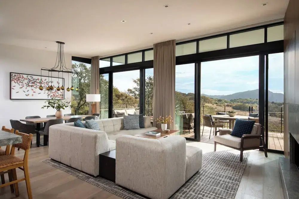 Helle Suite mit großen Fenstern und Aussicht auf die Landschaft