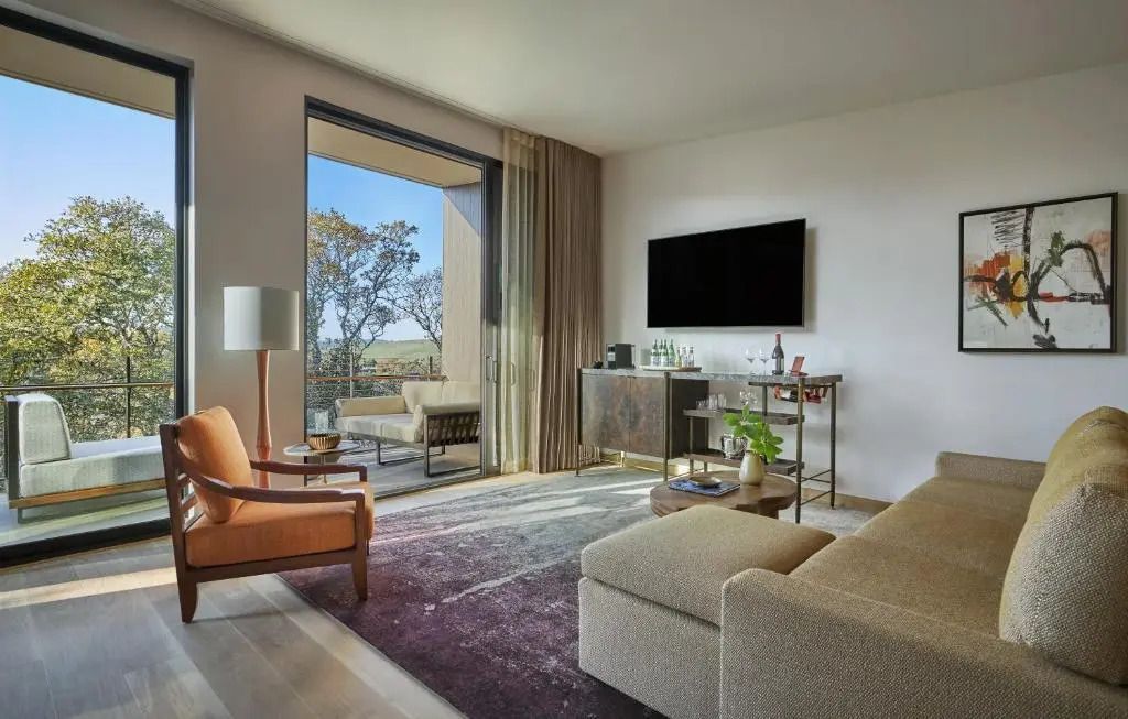 Elegantes Wohnzimmer mit moderner Einrichtung und Balkonzugang.