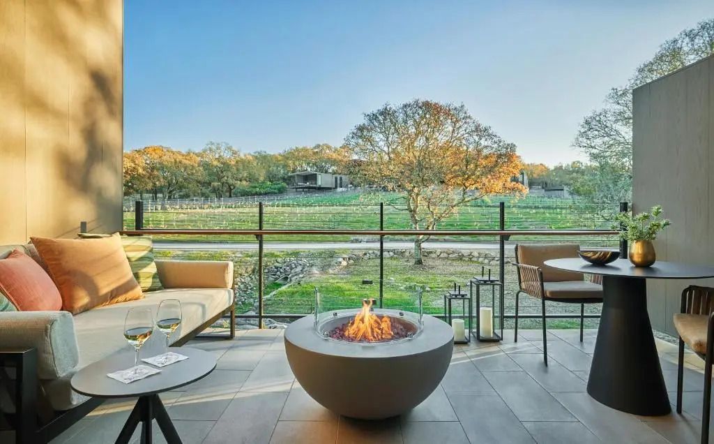 Terrasse mit Feuerstelle und Blick auf Weinberge im Hotel