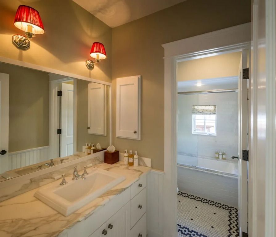 Luxuriöses Badezimmer mit Doppelwaschbecken und eleganter Beleuchtung.
