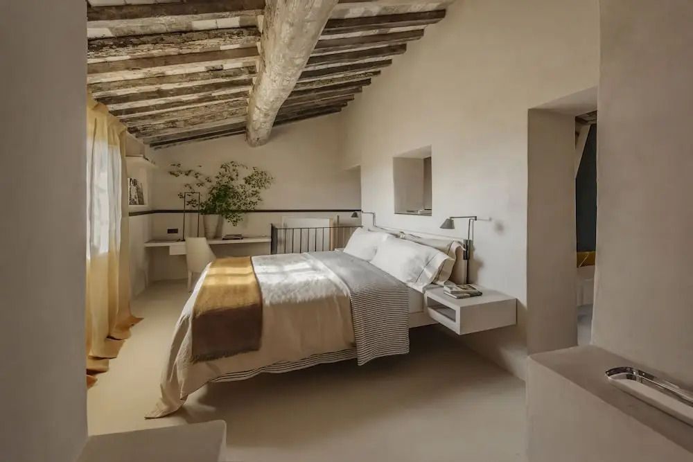 Schlafzimmer im Landhausstil mit Dachbalken und neutralen Farben