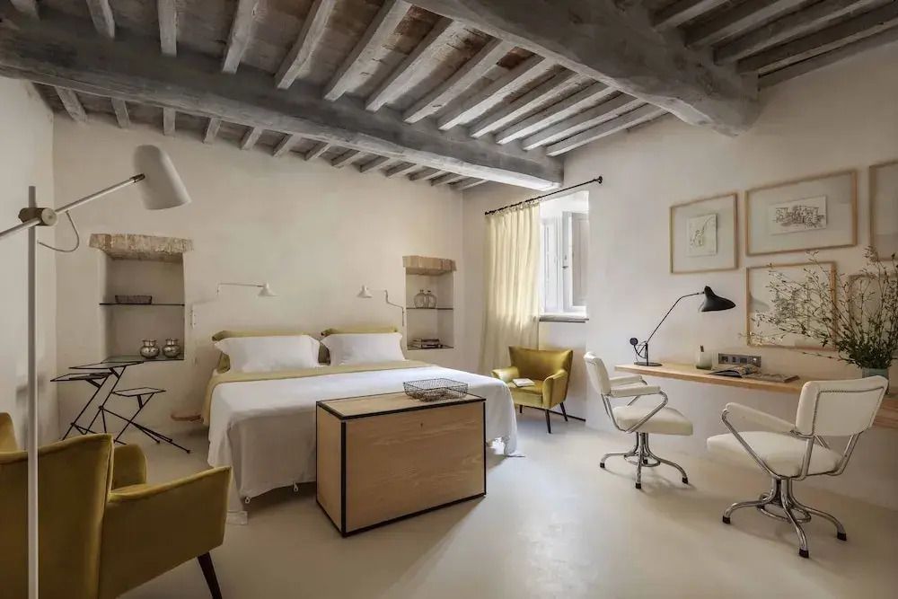 Helles Zimmer mit Doppelbett und modernen Möbeln.