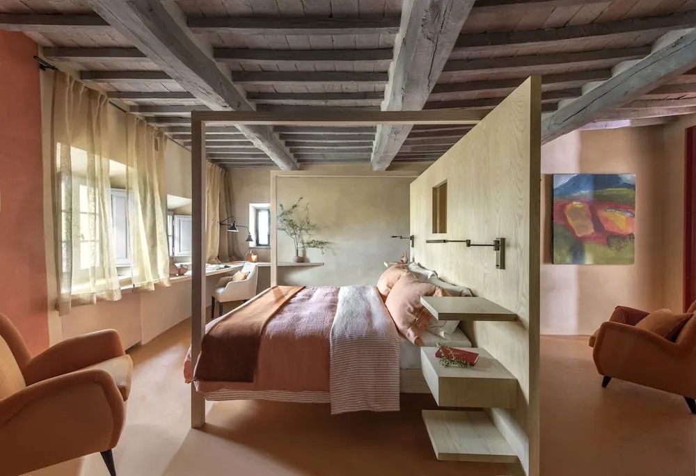 Luxuriöse Suite mit Baldachinbett und Holzdecke