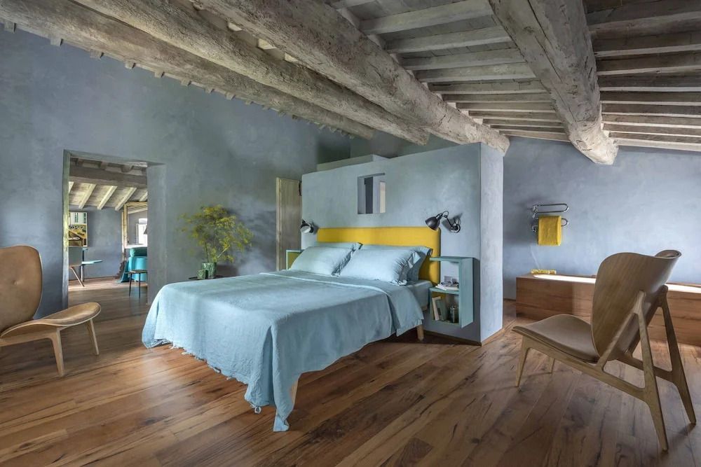Geräumiges Doppelzimmer mit Holzböden und blauen Akzenten