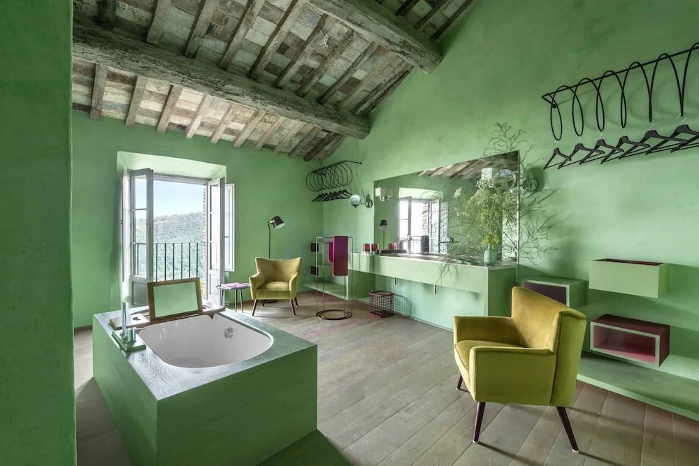 Luxus Suite mit freistehender Badewanne und grünem Interieur