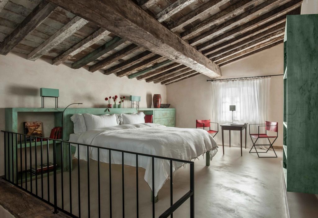 Geräumiges Zimmer mit starken Holzbalken und gemütlichem Doppelbett