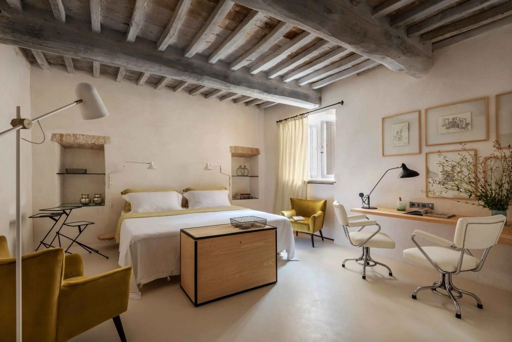 Modernes Schlafzimmer mit heller Inneneinrichtung und komfortabler Sitzecke