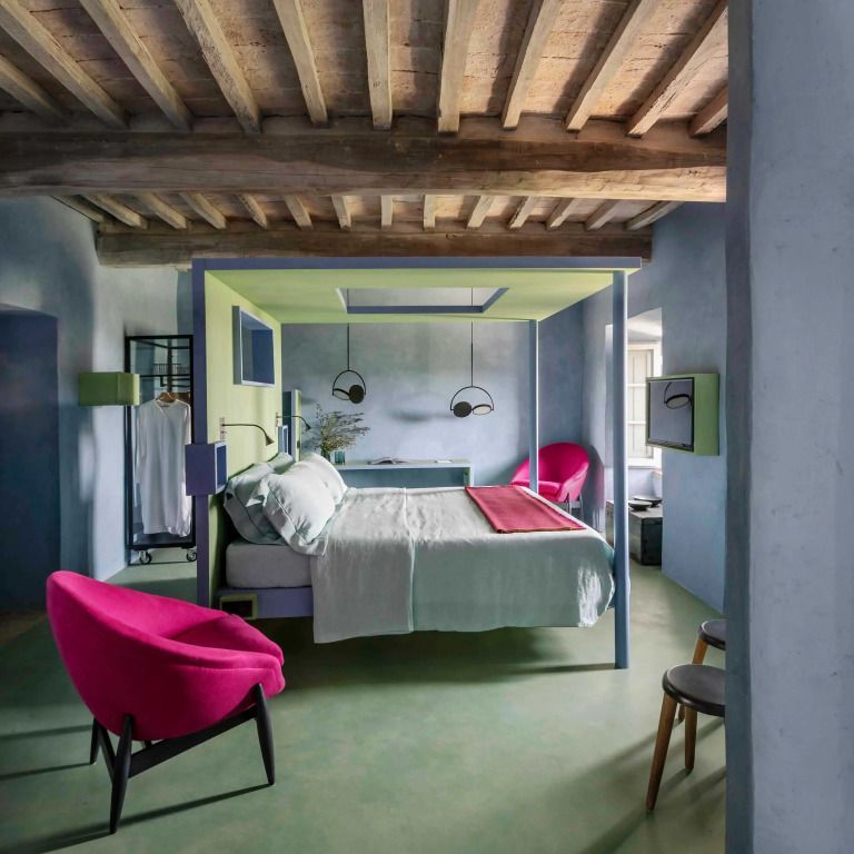 Suite mit Pastellfarben, Holzbalkendecke und modernem Dekor