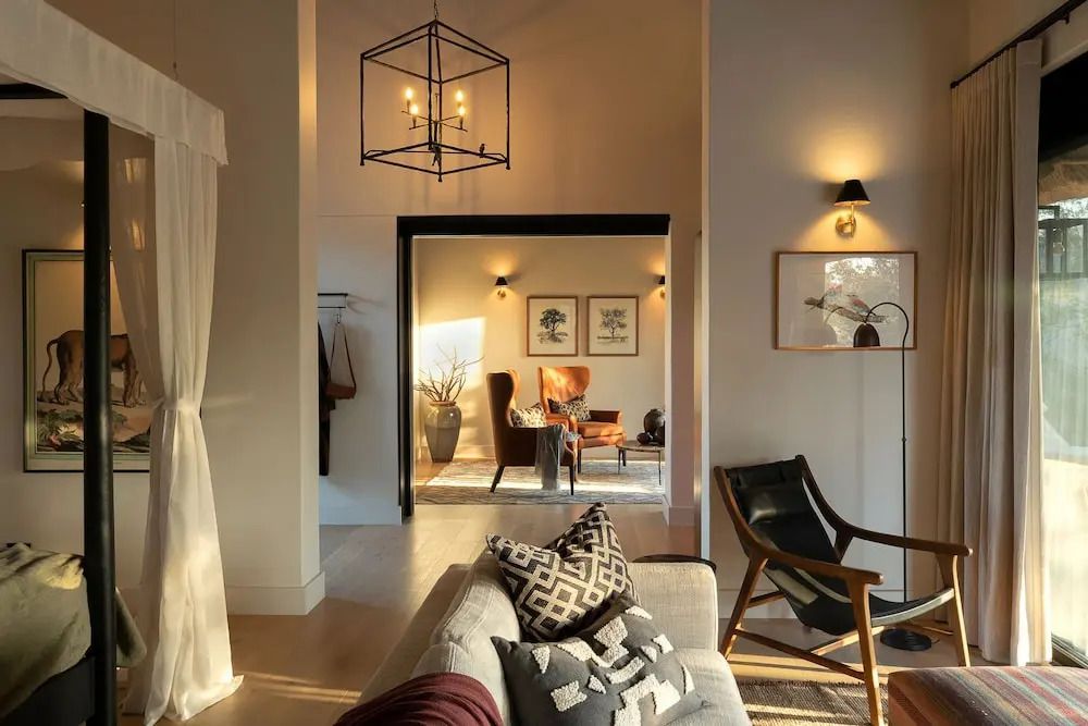 Helles Wohnzimmer mit eleganter Einrichtung und stilvoller Beleuchtung