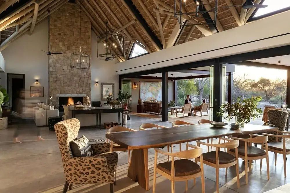 Offener Essbereich mit Kamin und natürlichem Licht im luxuriösen Ambiente