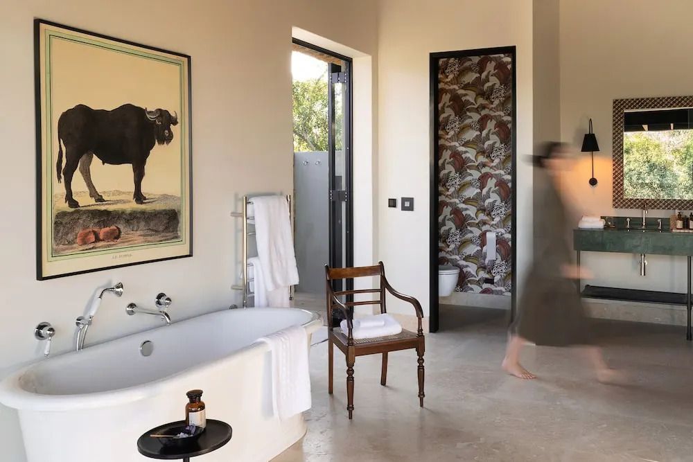 Elegantes Badezimmer mit freistehender Badewanne und stilvollem Dekor
