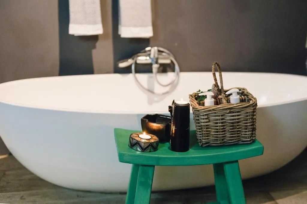 Luxuriöses Badezimmer mit freistehender Wanne und duftenden Kerzen