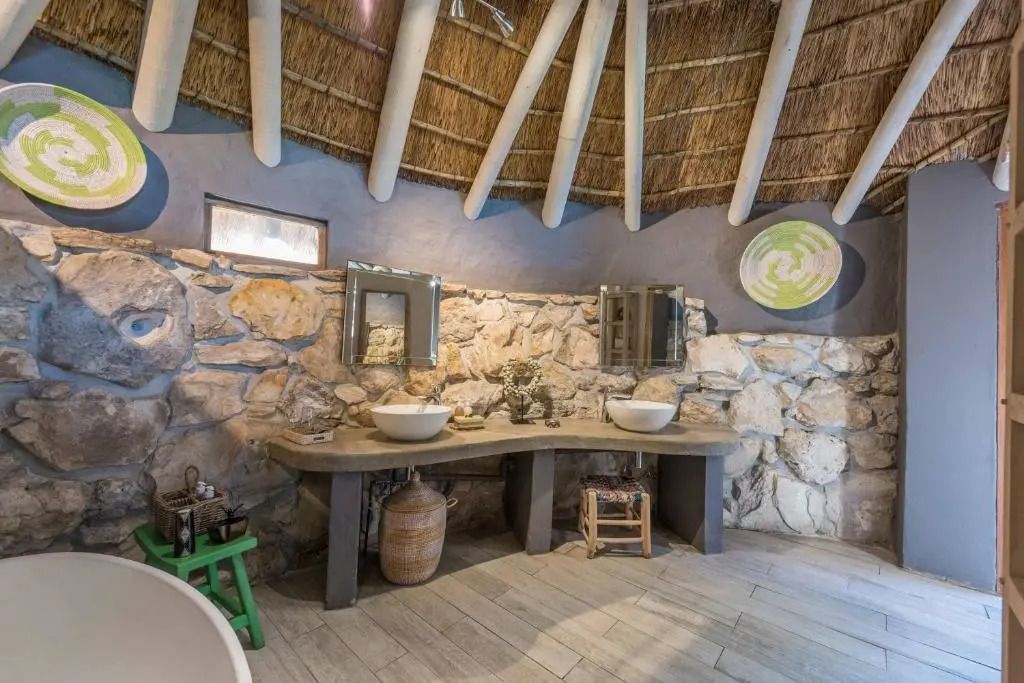 Geräumiges Badezimmer mit rustikalem Design und Doppelwaschbecken