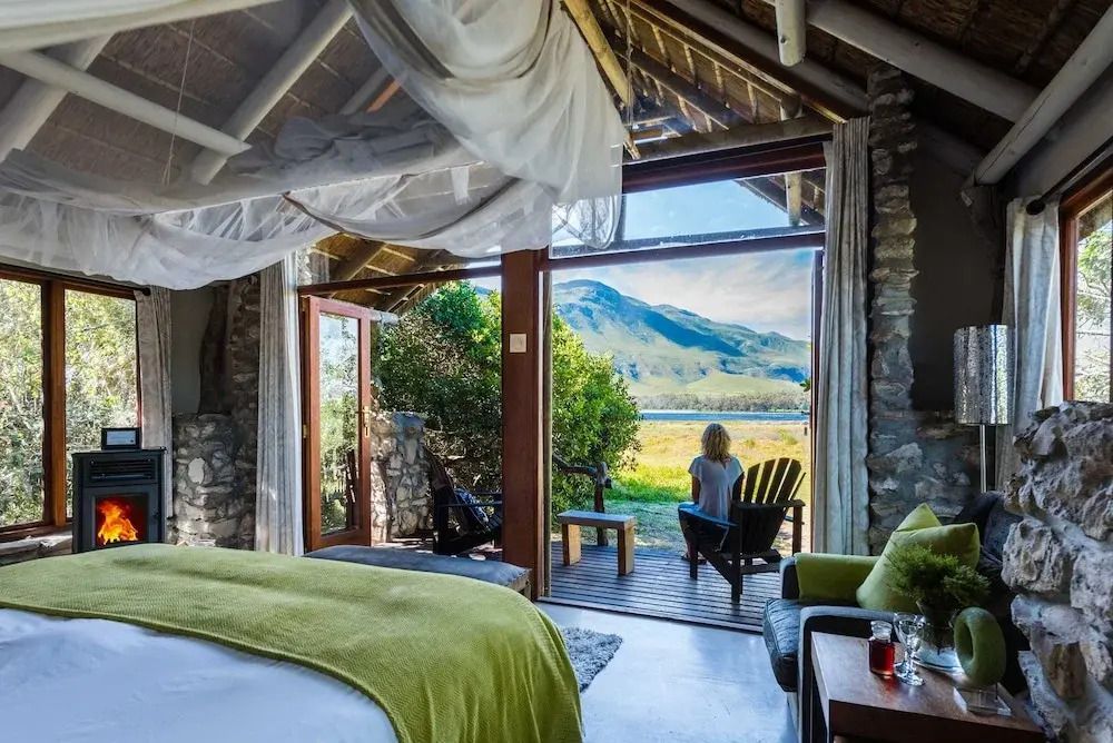 Blick auf die Bucht von einem Zimmer mit Terrasse und gemütlichem Sitzbereich