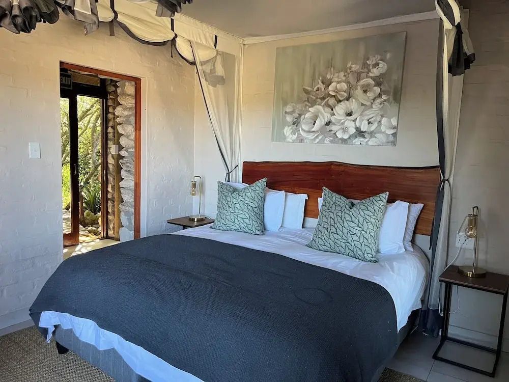 Luxus Schlafzimmer in einer Hütte mit Doppelbett und kunstvoller Wanddekoration