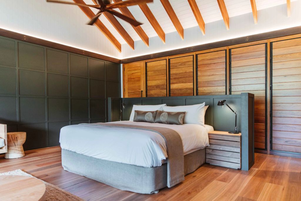 Modernes Schlafzimmer in einer Suite mit Holzbalken und eleganter Beleuchtung