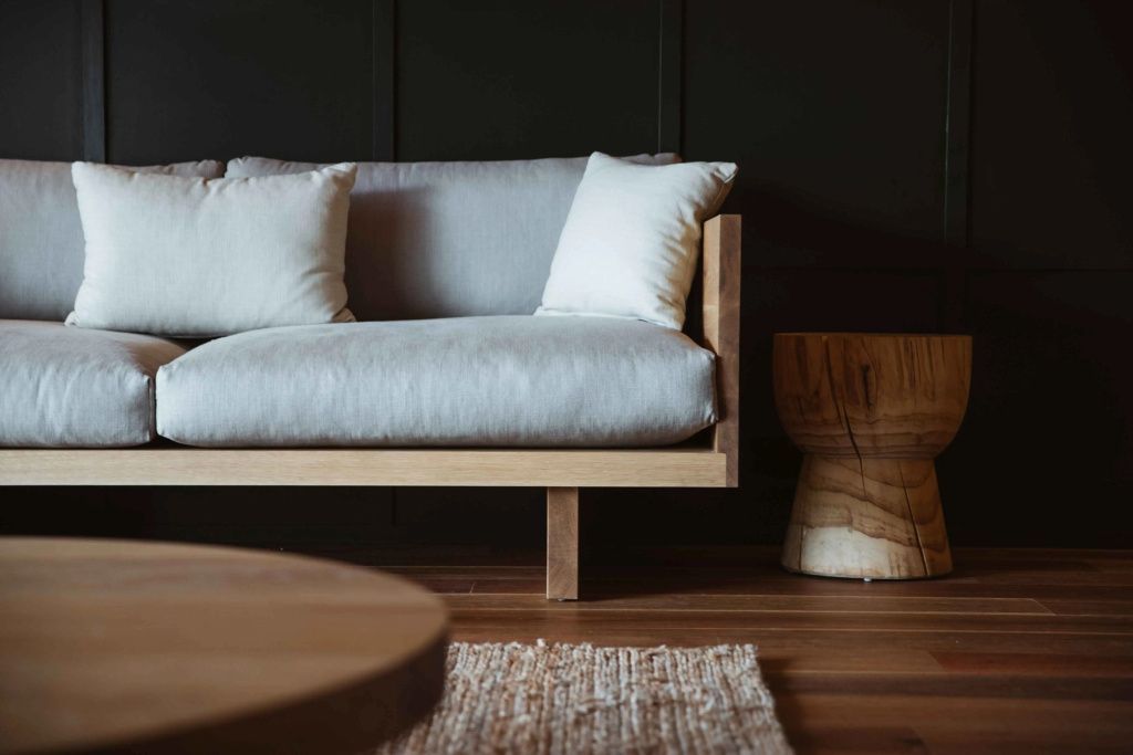Gemütliches Sofa mit Holztisch in einem stilvollen Lounge-Bereich