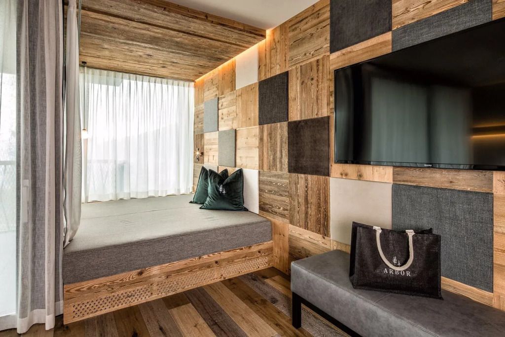 Gemütliche Leseecke mit Holzverkleidung und großem Flachbildfernseher