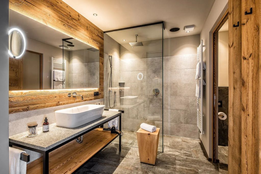 Modernes Badezimmer mit großer Dusche und stilvoller Einrichtung