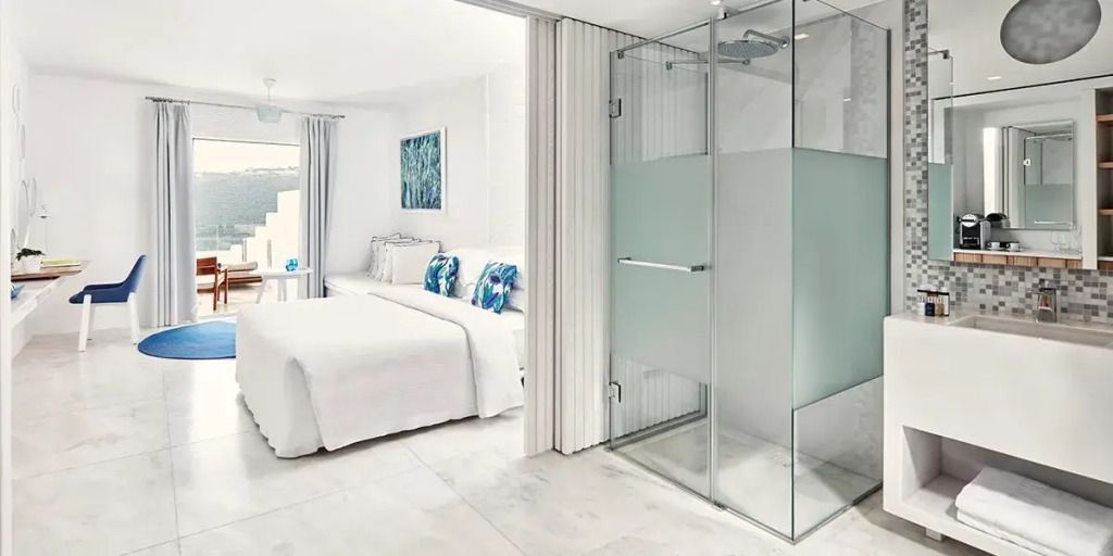 Modernes Grand Blue Zimmer mit Glasduschkabine und gemütlicher Atmosphäre