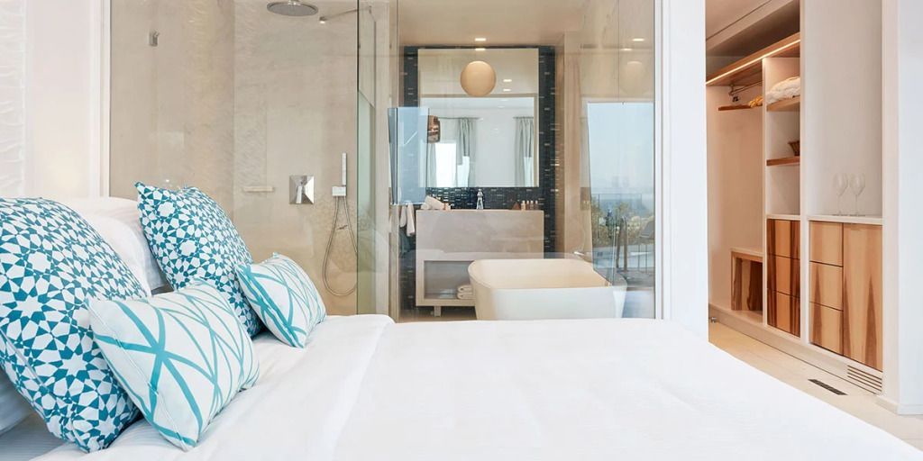 Elegantes Badezimmer mit freistehender Badewanne und direktem Meerblick