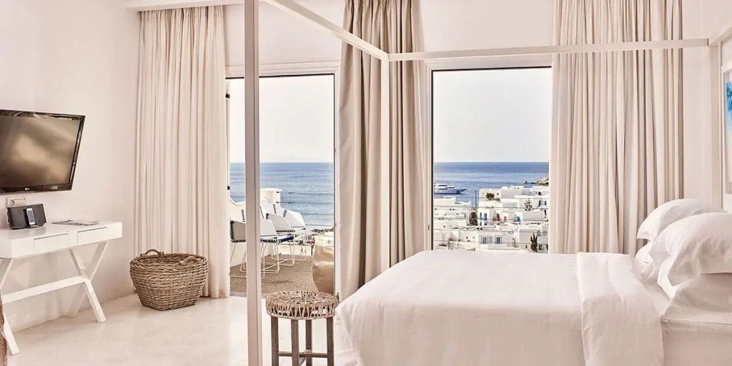 Lichtdurchflutete Suite mit Himmelbett und Meerblick im Myconian Ambassador Hotel