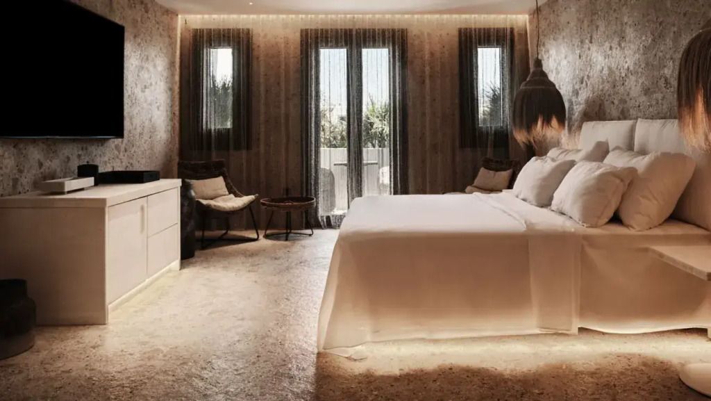 Elegantes Schlafzimmer mit Doppelbett und Gartenblick in der Junior-Suite
