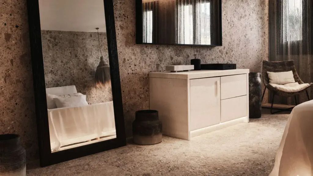 Spiegel und moderne Kommode in stilvollem Zimmerdesign