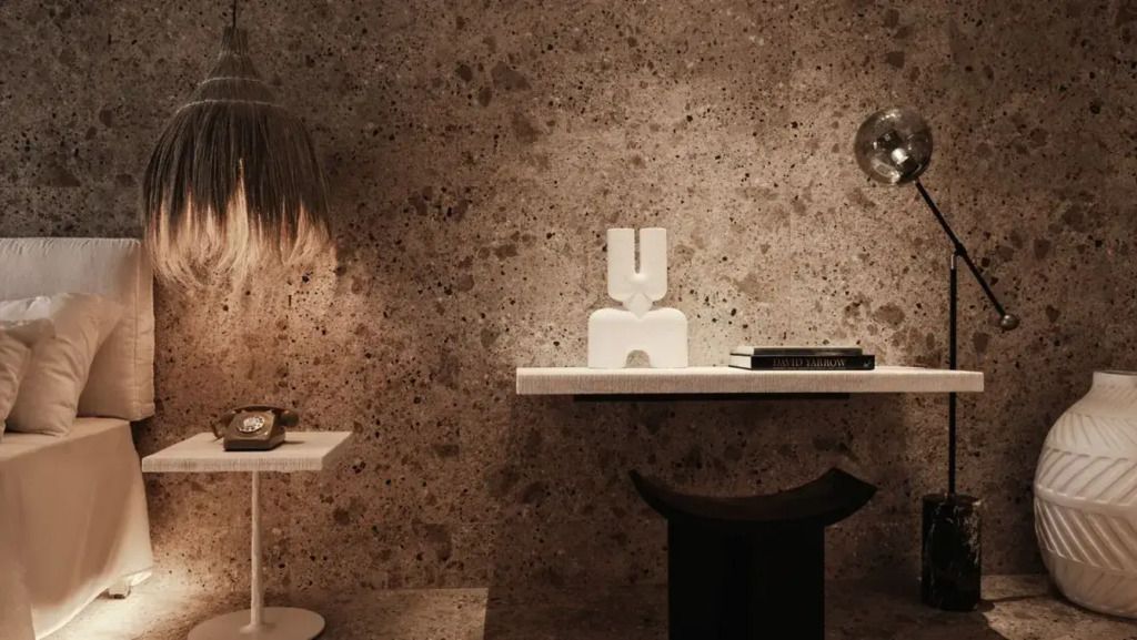 Detailansicht der modernen Dekoration mit Designerlampe in der Suite