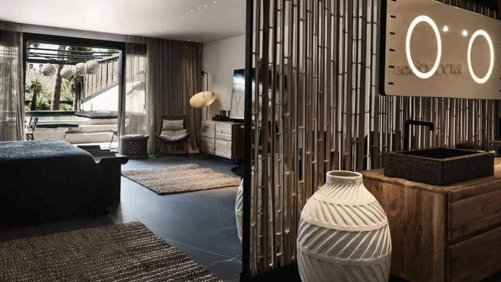 Modernes Zimmer mit eleganter Dekoration und heller Einrichtung.
