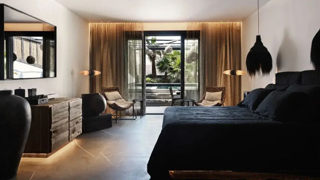 Modernes Hotelzimmer mit Gartenblick und Pool vor dem Fenster