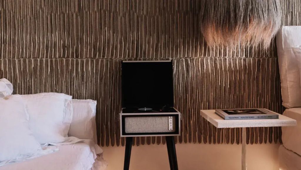 Designer-Hotelzimmer mit Plattenspieler und einzigartiger Wandtextur