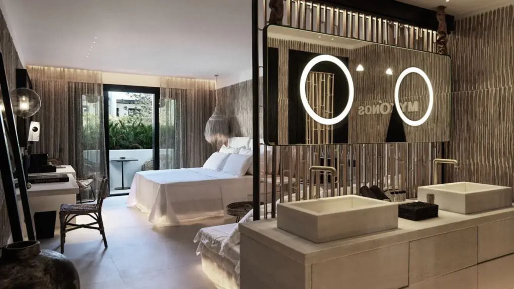 Modernes Doppelzimmer mit Balkon im Hotel O by Myconian Collection mit Gartenblick