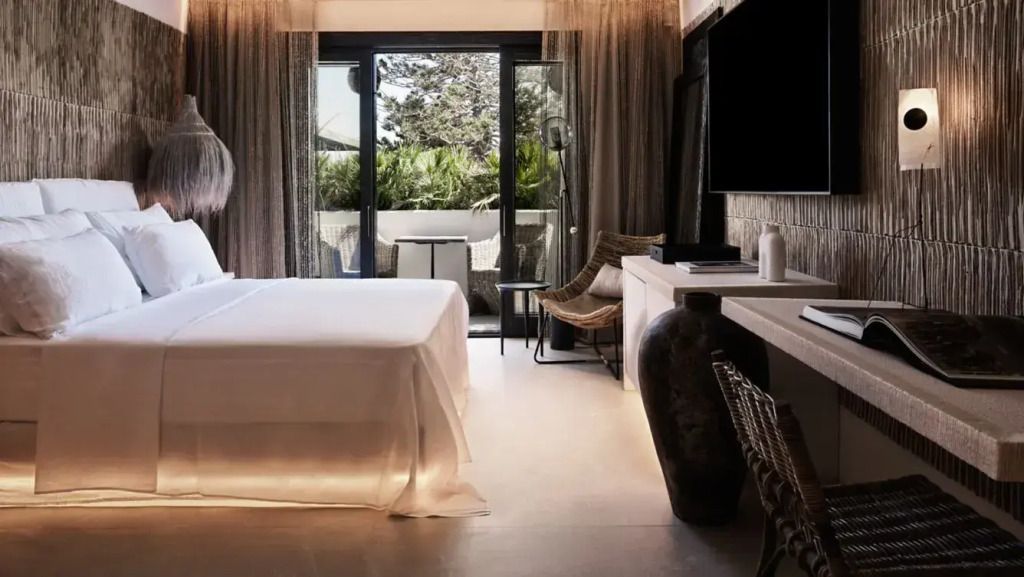 Elegantes Doppelzimmer mit Blick auf Garten und Balkon im Hotel O by Myconian Collection