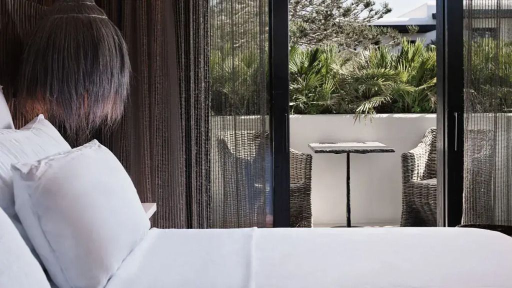 Einladender Balkon mit Gartenblick im Zimmer des Hotels O by Myconian Collection