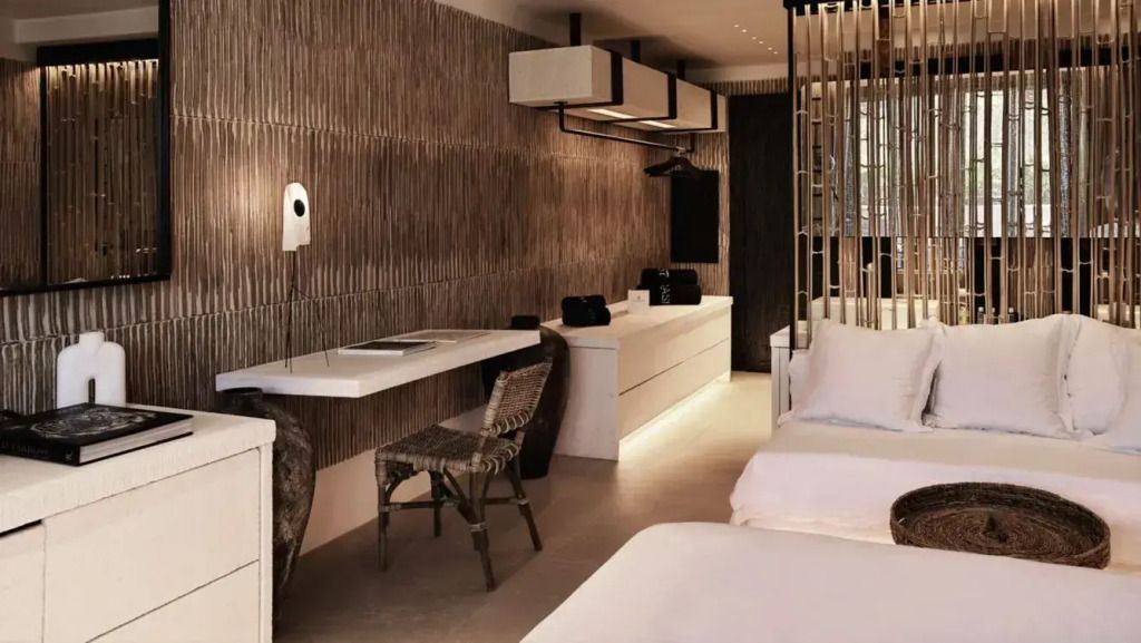 Modernes Zimmerinterieur mit edler Einrichtung im Hotel O by Myconian Collection