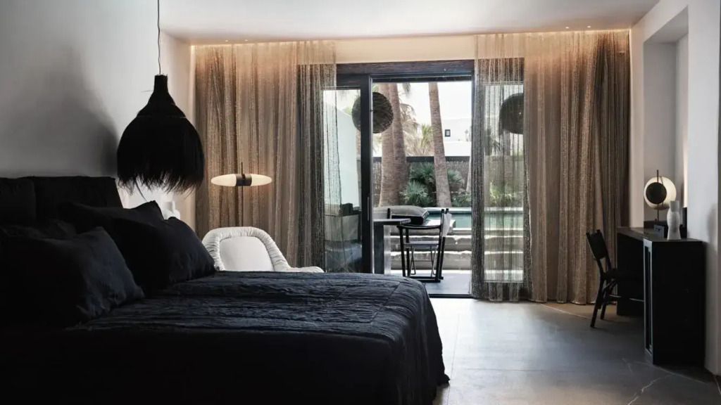 Geräumiges Schlafzimmer mit Gartenblick und modernem Design