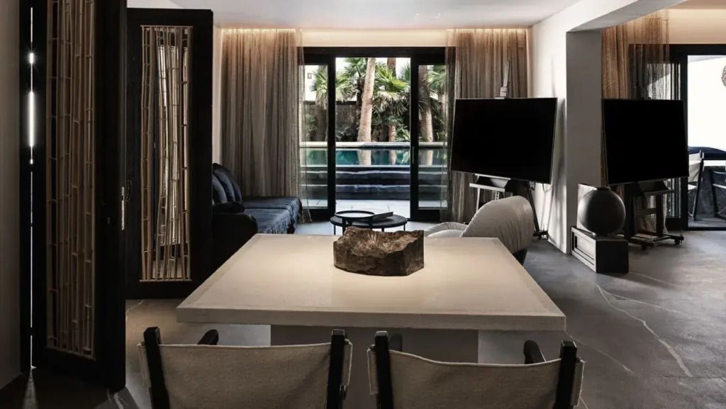 Modern eingerichtetes Wohnzimmer mit Blick auf den Garten